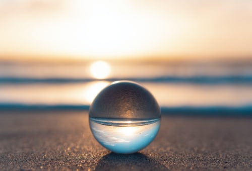 Photo d'une boule de verre sur la plage